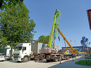印度尼西亞的石膏粉生產(chǎn)線已全部裝箱運(yùn)抵港口，印尼的朋友坐等收貨吧。我們的安裝人員已準(zhǔn)備就緒，整裝待發(fā)。